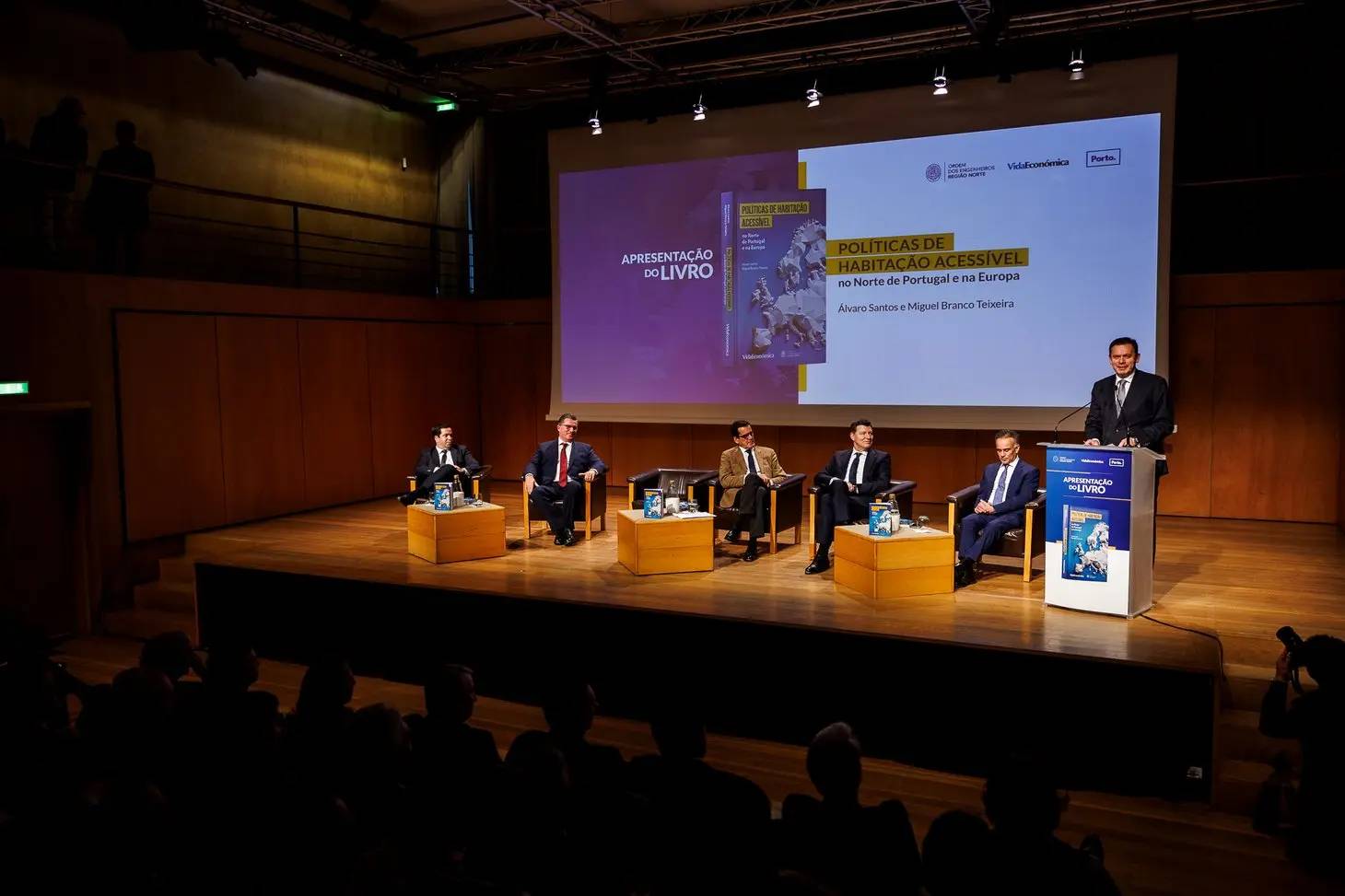 Novo livro destaca soluções e alertas para o futuro da habitação em Portugal e na Europa O livro “Políticas de Habitação Acessível: no Norte de Portugal e na Europa”, de Álvaro Santos e Miguel Branco-Teixeira, foi apresentado no passado dia 20 de janeiro, na Biblioteca Almeida Garrett, no Porto, pelo Primeiro-Ministro de Portugal, Luís Montenegro.